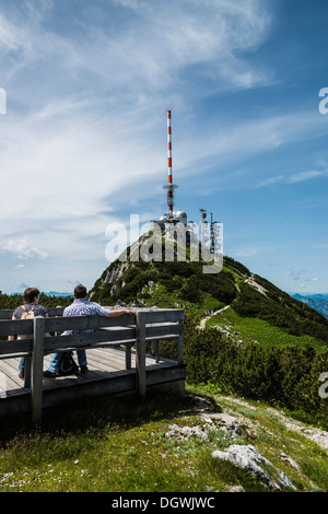 Wendelstein, Wanderer ruht auf dem Gipfel, Mangfall Berge, Bayerische Alpen, Bayern, Oberbayern Stockfoto