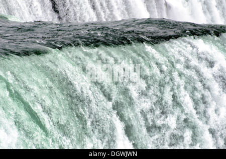 Große Mengen an Wasser passieren über Niagara Falls auf dem Niagara River an der Grenze zwischen den Vereinigten Staaten und Kanada. Stockfoto