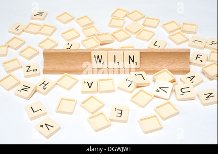 Gewinnen Sie "geschrieben in Scrabble Fliesen Stockfoto