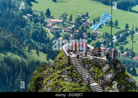 Aussichtsplattform auf einem Felsen unterhalb des Gipfels auf Wendelstein Berg, Blick auf Bayrischzell, Mangfall Berge, Bayerische Alpen Stockfoto