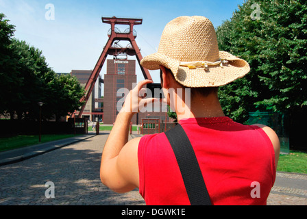 Touristen mit Digitalkamera vor der ehemaligen Zeche Zollverein mine, UNESCO-Weltkulturerbe, Essen, Ruhr. 2010 Stockfoto