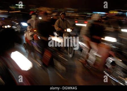 Mopedfahrer im dichten Verkehr in der Nacht, Bewegungsunschärfe, Hanoi, Vietnam, Asien Stockfoto