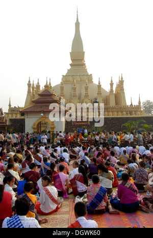 Theravada-Buddhismus, Pilger auf dem Boden sitzend betet vor dem Pha, die Luang Festival, Tak Bat, Gläubige, dass Stockfoto