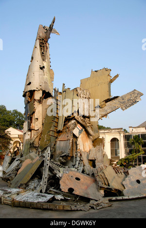 Zerschlagen amerikanische Kampfflugzeuge als Mahnmal für den Vietnam-Krieg, Vietnam Military History Museum, Hanoi, Vietnam, Asien Stockfoto