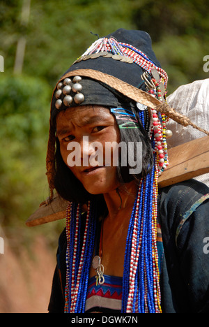 Armut, Ethnologie, Porträt, Frau von der ethnischen Gruppe der Akha Djepia, bunten Trachten mit indigo, Kopfbedeckung, Stockfoto
