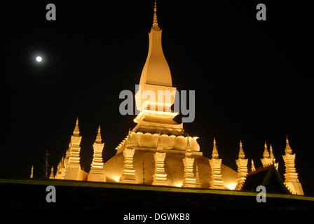 Nacht erschossen, Theravada Buddhismus,, die Luang Festival, Vollmond, beleuchtete goldene Stupa Pha, die Luang, Vientiane, Laos Stockfoto