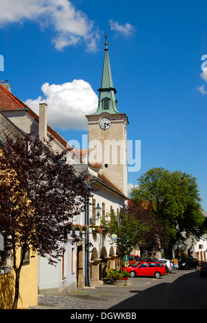 Straße mit Turm des Rathauses, Wein Dorf Gumpoldskirchen, Niederösterreich, Österreich, Europa Stockfoto