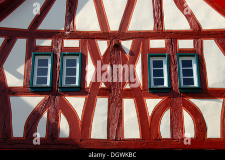 Detail, altes renoviertes Fachwerkhaus, rote Balken, schmalen Fenstern, Mülheim am Main, Hessen Stockfoto