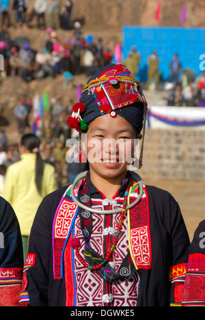 Porträt, Frau der Akha Oma Volksgruppe, traditionelle Kleidung, bunte Kostüme und Kopfbedeckungen, Phongsali, Laos Stockfoto