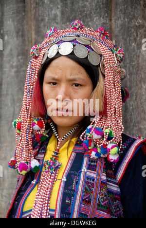 Porträt, Frau des Ya-Er Akha Volksgruppe, traditionelle Kleidung, bunte Kopfschmuck mit Silbermünzen Stockfoto