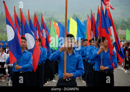 Festival, junge Männer der Jugend Lao Youth group laotischen National Flaggen, Muang Xai Udomxai Provinz, Laos, Südostasien Stockfoto