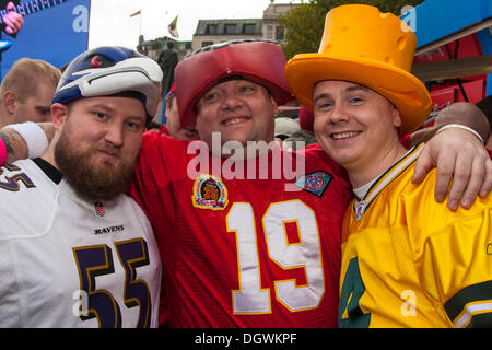 London, UK. 26. Oktober 2013. Tausende von amerikanischen Fußball-Fans versammeln sich am Trafalgar Square für die NFL Fan Rally vor der Befestigung zwischen den San Francisco 49ers und den Jacksonville Jaguars im Wembley-Stadion am Folgetag. Bildnachweis: Paul Davey/Alamy Live-Nachrichten Stockfoto