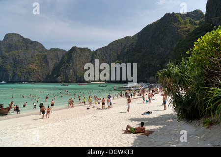 Massentourismus am Sandstrand von Maya Beach, Ko Phi Phi Island, Phuket, Thailand, Asien Stockfoto