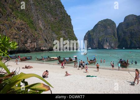 Touristen und Longtail Boote auf dem sandigen Strand Maya Beach, Ko Phi Phi Island, Phuket, Thailand, Asien Stockfoto