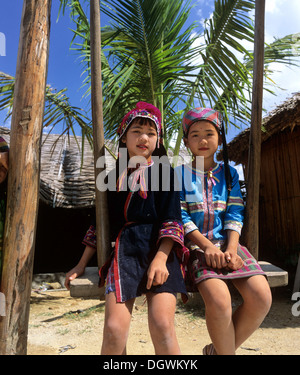 Miao Kinder tragen traditionelle ethnische Kostüme, Hainan, China, Asien Stockfoto