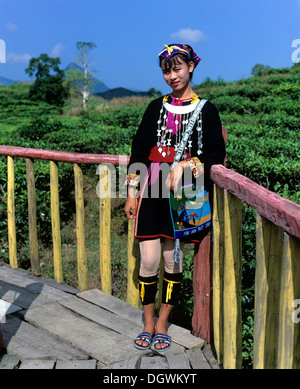 Miao-Mädchen in einem traditionellen ethnischen Kostüm, Hainan, China, Asien Stockfoto