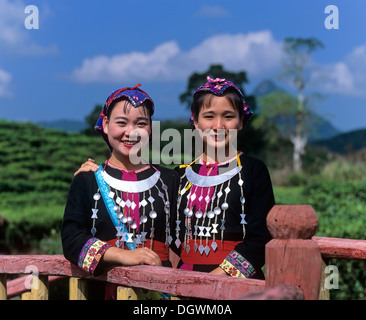 Young Miao-Frauen tragen traditionelle ethnische Kostüme, Hainan, China, Asien Stockfoto