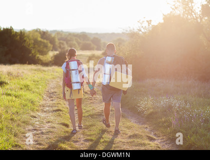 Zwei Touristen machen den Wanderweg im Wald Stockfoto