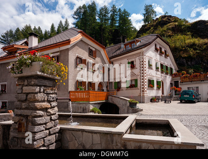 Engadinerhaus in Susch, Brunnen, Susch, Engadin, Unterengadin, Inn Bezirk, Kanton Graubünden, Schweiz Stockfoto