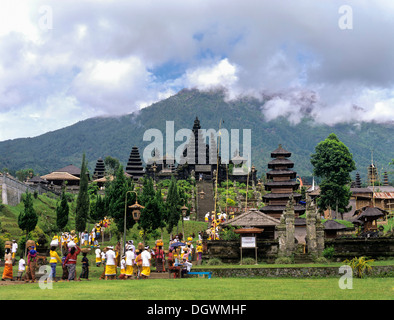 Mutter Tempel von Besakih oder Pura Besakih mit Mount Agung, Prozession, Besakih, Bali, Südostasien, Indonesien Stockfoto