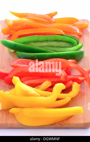 Rot, orange, grüne und gelbe Paprika bereit für unter Rühren braten, Vorspeise oder Salat geschnitten Stockfoto