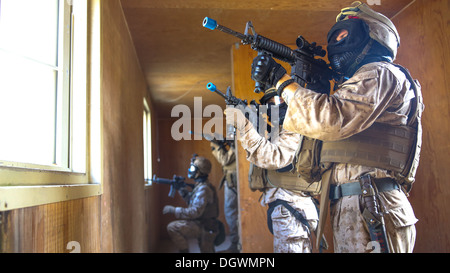 Marines mit 2. Assault Amphibian Battalion, 2. Marine-Division, ihre Position zu verteidigen während eines Feld-Trainings bei Mobile MOUT Stockfoto