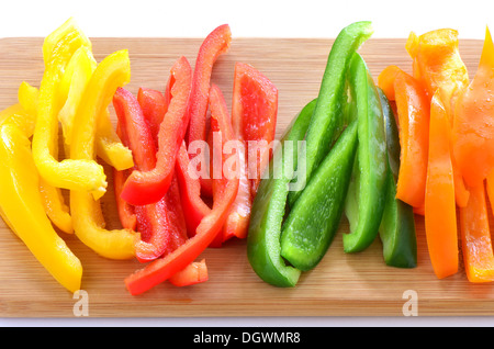 Rot, orange, grüne und gelbe Paprika bereit für unter Rühren braten, Vorspeise oder Salat geschnitten Stockfoto