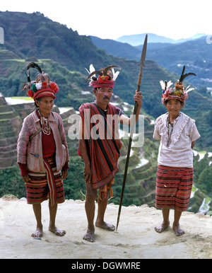 Ifugao Menschen Mitglieder einer ethnischen Gruppe tragen Trachten, Banaue Reis-Terrassen, auch bekannt als Musuan Gipfel Stockfoto