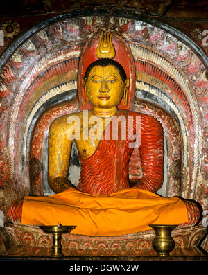 Sitzende Buddha im Heiligtum, Degaldoruwa Höhle Tempel, Kandy, Zentralprovinz Sri Lanka Stockfoto