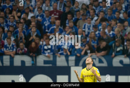 Gelsenkirchen, Deutschland. 26. Oktober 2013. Dortmunds Jakub Blaszczykowski feiert sein 3: 1 Tor vor Schalke Fans in der deutschen Bundesliga-Fußballspiel zwischen FCSchalke 04 und Borussia Dortmund am Veltins Arena Credit: Action Plus Sport/Alamy Live News Stockfoto