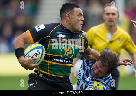 Northampton, UK. 26. Oktober 2013. Kahn-Fotuali'i in Angriff genommen wird. Aktion von der Aviva Premiership-match zwischen Northampton Saints und Sarazenen in Franklins Gardens, Northampton gespielt. Bildnachweis: Graham Wilson/Alamy Live-Nachrichten Stockfoto