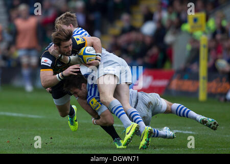 Northampton, UK. 26. Oktober 2013. Northampton Ben Foden in Angriff genommen wird. Aktion von der Aviva Premiership-match zwischen Northampton Saints und Sarazenen in Franklins Gardens, Northampton gespielt. Bildnachweis: Graham Wilson/Alamy Live-Nachrichten Stockfoto