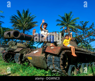 Winken Kinder sitzen auf einem M48-Panzer aus der US-Armee, Hue, Provinz Thua Thien-Hue, Vietnam Stockfoto