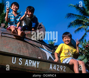 Kinder machen einen Sieg melden Sie auf einem M48-Panzer aus der US-Armee, Hue, Provinz Thua Thien-Hue, Vietnam Stockfoto