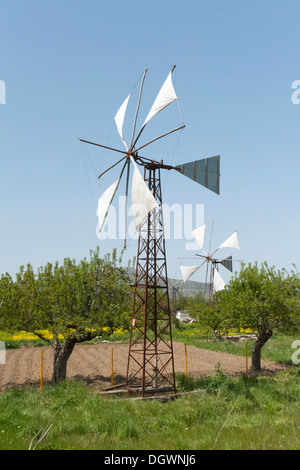 Windenergie, Windmühle als eine Wasserpumpe für Bewässerung, Psychro, Lasithi Hochebene, Kreta, Griechenland, Europa Stockfoto