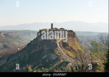 Blick auf einen Berg und das Dorf von Civita di Bagnoregio, das sterbende Dorf, Lazio, Italien, Süd-Europa, Europa Stockfoto