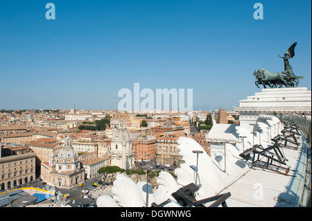 Nationales Denkmal Monumento Nazionale a Vittorio Emanuele II, Victor Emmanuel II, Quadriga, Blick vom Dach auf Piazza Stockfoto