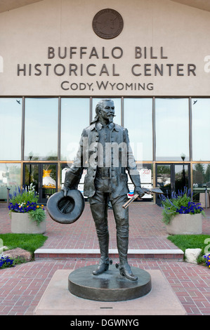 Wilder Westen, Statue und dem Haupteingang des Buffalo Bill Historical Center, historisches Museum, Cody, Wyoming, USA Stockfoto