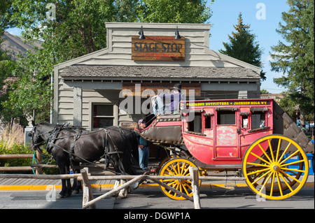 Zwei Pferde und Kutscher auf eine alte Postkutsche, Jackson Hole, Wyoming, Westen der USA, USA, Vereinigte Staaten von Amerika Stockfoto