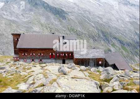 Österreichischer Alpenverein, OEAV, Blick von oben auf Kuersingerhuette Zuflucht, in der Nähe von Neukirchen bin Großvenediger, Venediger Gruppe Stockfoto