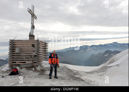 Bergsteiger, erfolgreichen Besteigung Gipfelkreuz auf dem Gipfel Mt Großvenediger 3662 m, in der Nähe von Neukirchen Großvenediger bin Stockfoto