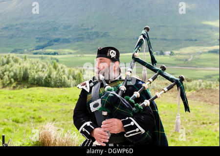 Dudelsackspieler in den schottischen Highlands, Highland, Highlands, Rannoch Moor, Schottland, Schottland, Vereinigtes Königreich Stockfoto