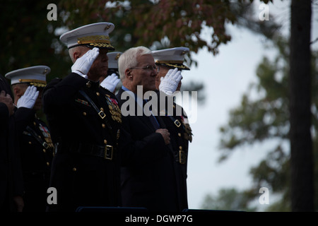 US Marine Corps General James F. Amos, links, 35. Kommandant des Marinekorps und pensionierter Oberst Tim Geraghty, rechts, Autor von Stockfoto