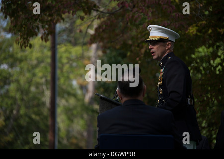 US Marine Corps Major General Robert F. Castellvi, Kommandierender general, Marinekorps Installationen-Ost, Marine Corps Base Camp Lejeune, spricht auf der 30. Beirut Einhaltung Gedenkfeier am Denkmal Beirut in Jacksonville, NC, 23. Oktober 2013. Die