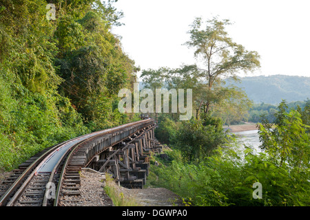 Eisenbahn-Brücke über den River Kwai, Khwae Noi, Brücke Tham Krasae, Wang Pho, Distrikt Sai Yok, Provinz Kanchanaburi, Thailand Stockfoto