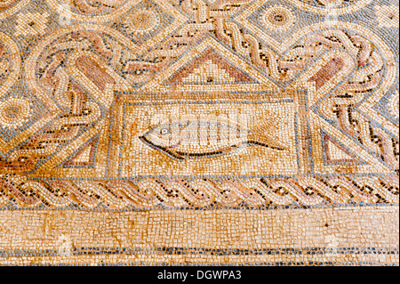 Archäologische Stätte, Mosaik in der Villa des Eustolios, christliches Symbol und Fisch OrnamentsArchaeological Ausgrabungsstätte, Stockfoto