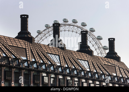 London Eye hinter dem Dach des Portcullis House, Westminster, London, England, Vereinigtes Königreich, Europa Stockfoto