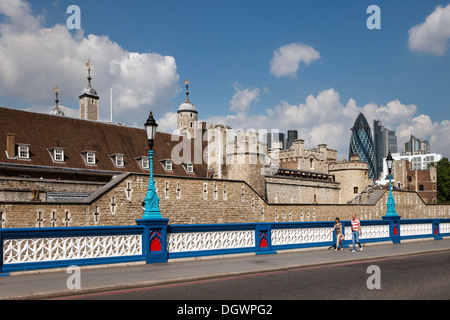 Tower von London vor der Swiss Re Tower, The Gherkin, London, England, Vereinigtes Königreich, Europa Stockfoto