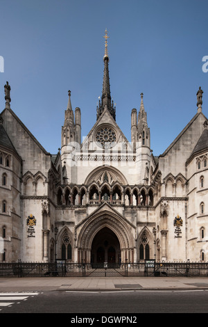 Eingang zu den königlichen Höfen des Obersten Gerichtshof im Fleet Street, London, England, Vereinigtes Königreich, Europa Stockfoto