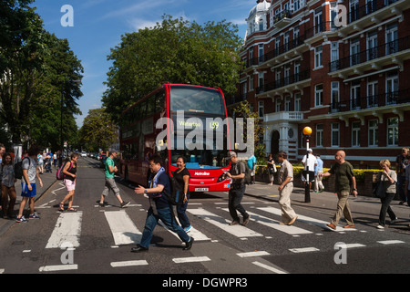 Touristen auf den Zebrastreifen des berühmten Beatles-Albums bedecken, Abbey Road, London, England, Vereinigtes Königreich, Europa Stockfoto